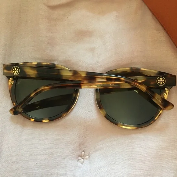 COPY - Tory Burch Polarized Panama Tortoise Sunglasses display picture 2